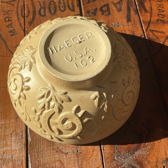 Haeger Pottery Bowl 102 - Textured Scroll Vine Tendril - Picture 4 of 4